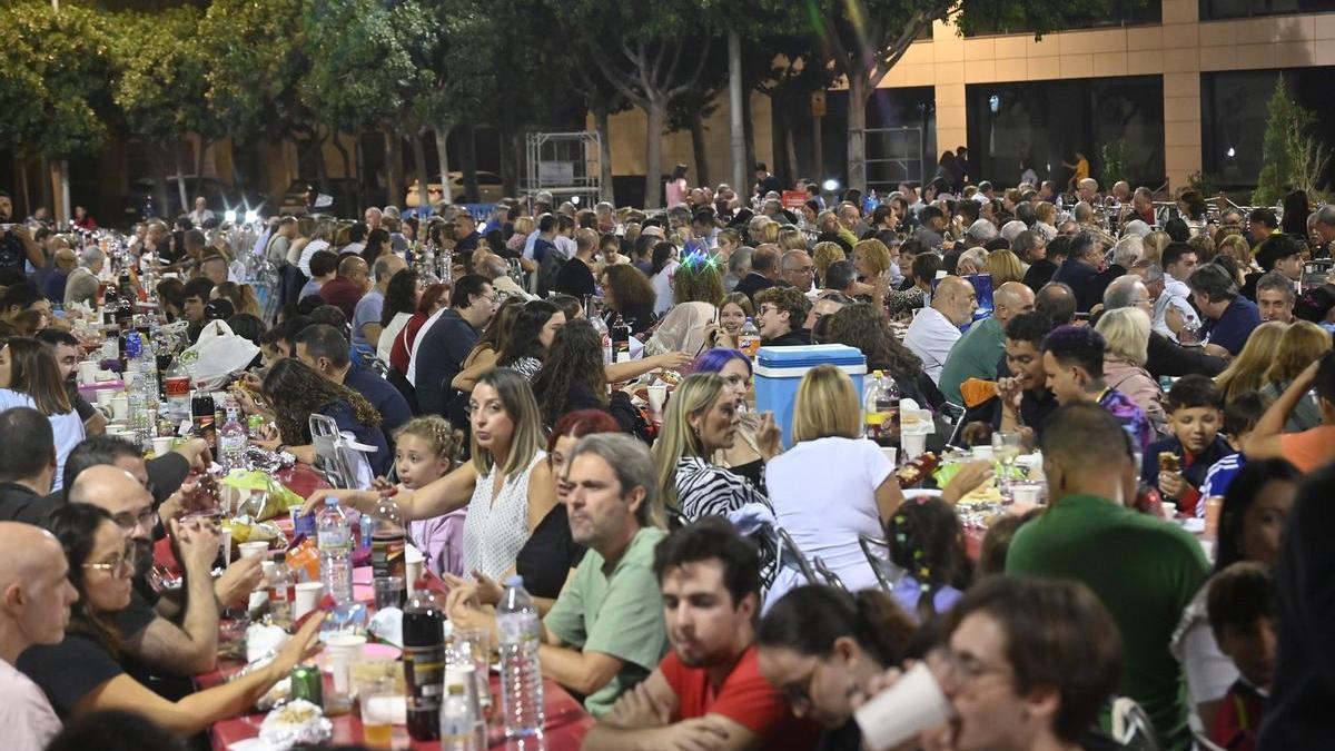 Foto de la cena de 'pa i porta' del año pasado en las fiestas del Roser de Almassora.