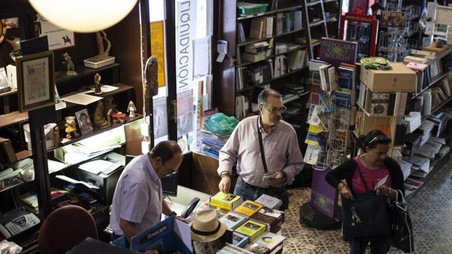 Luis González con unos clientes en el interior de Semuret