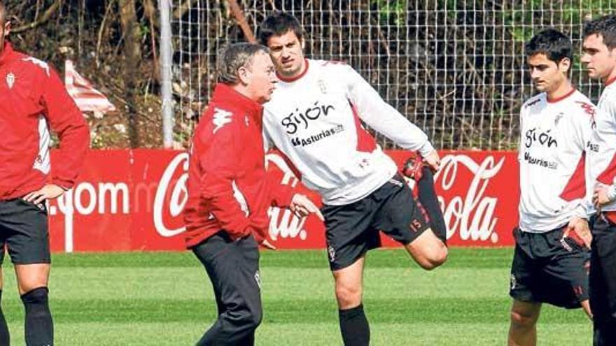 Clemente conversa con Gálvez, Colunga, Nacho Cases y Canella en un entrenamiento.