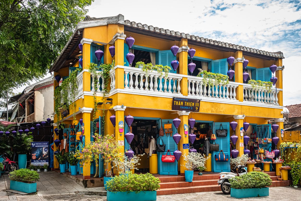 Hoi An Casas antiguas de la ciudad. Edificios coloridos con farolillos de seda festivos. Vietnam, patrimonio de la UNESCO.
