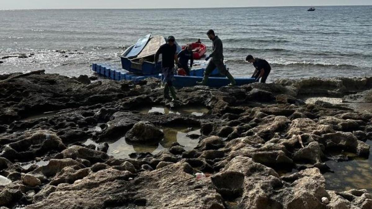 Una patera siendo retirada en la isla de Formentera