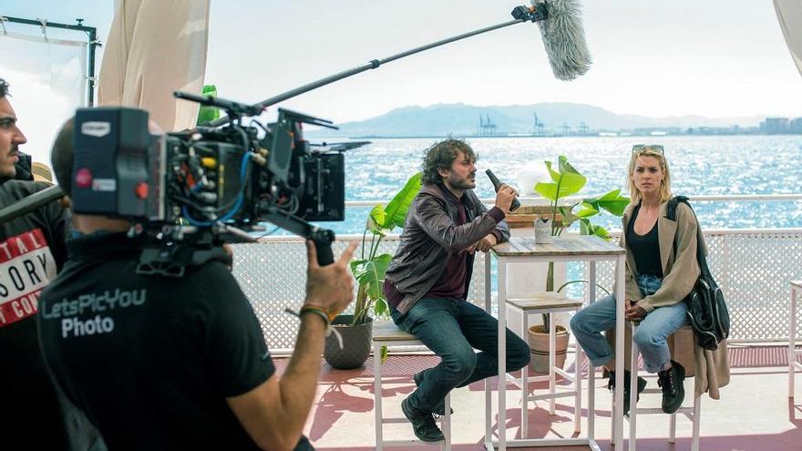 Los actores Salva Reina y Maggie Civantos, durante el rodaje de la nueva serie que ruedan Globomedia y TVE, &#039;Malaka&#039;.