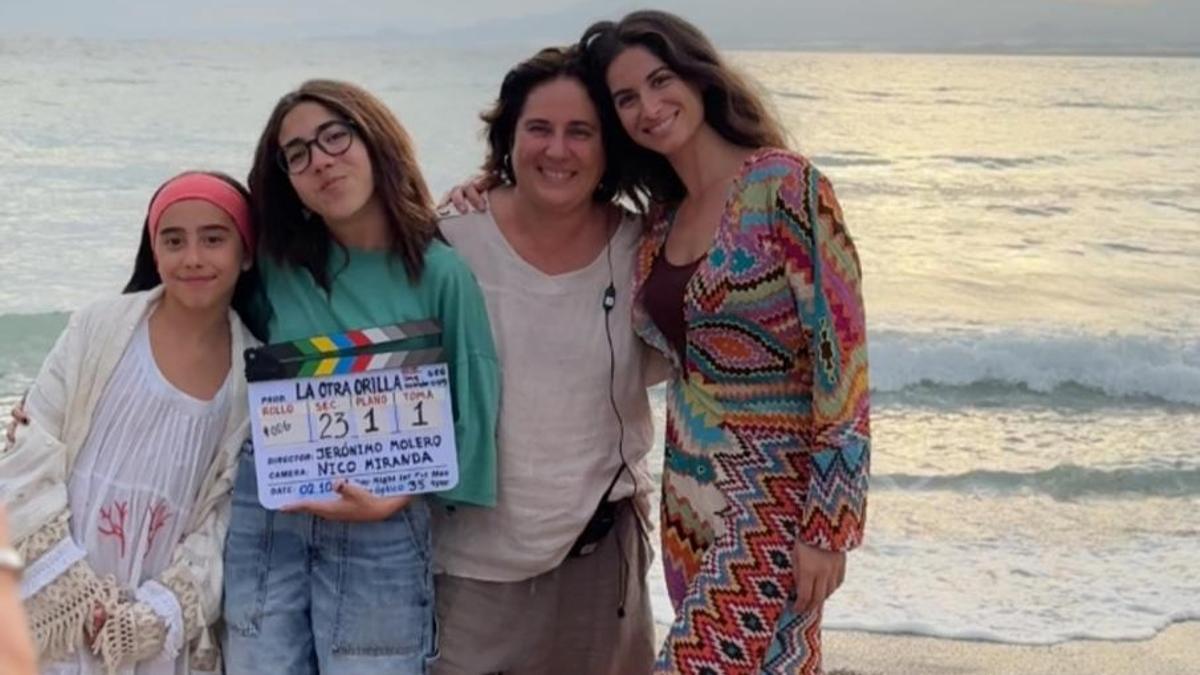 María (sujetando la claqueta) e Isabel, junto a dos de las actrices protagonistas durante el rodaje.