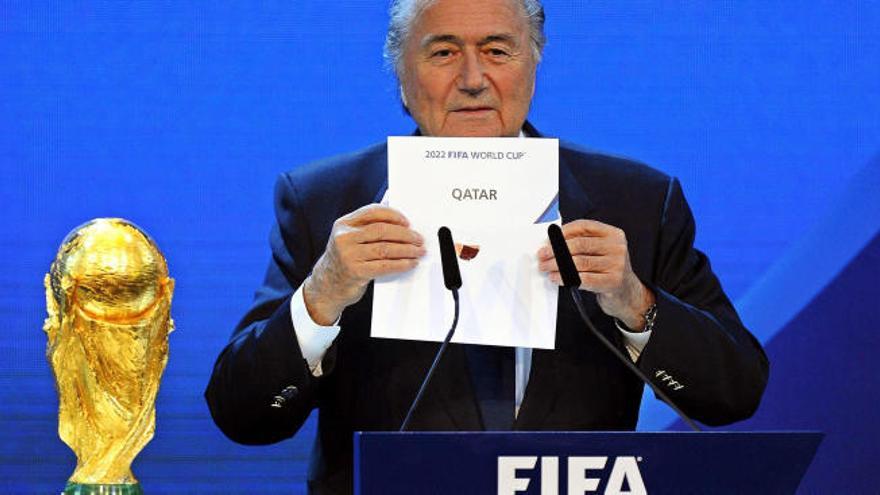 Blatter enseña el rótulo de Catar durante la elección.