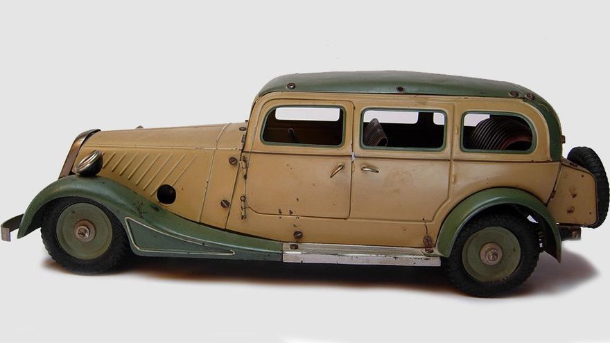Cotxe de llauna amb mecanisme de ressort, de la marca alemanya Marklin Pullman Limousine (1930) - Maria del Agua Cortés Elía