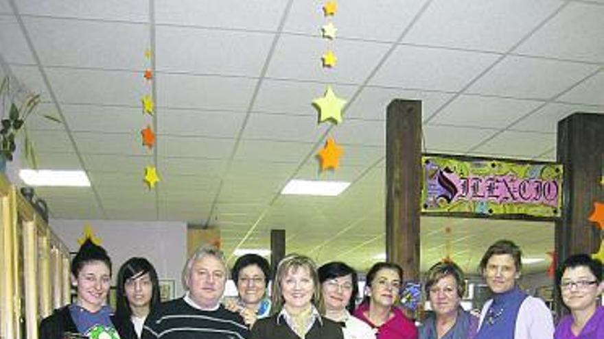 Profesores y alumnos de 1.º de Bachillerato, ayer, en la biblioteca del Instituto.