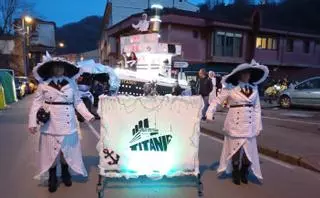 El Carnaval deja los colegios e inicia el asalto de las calles: los desfiles del Antroxu llegan a Turón, Blimea y Caso