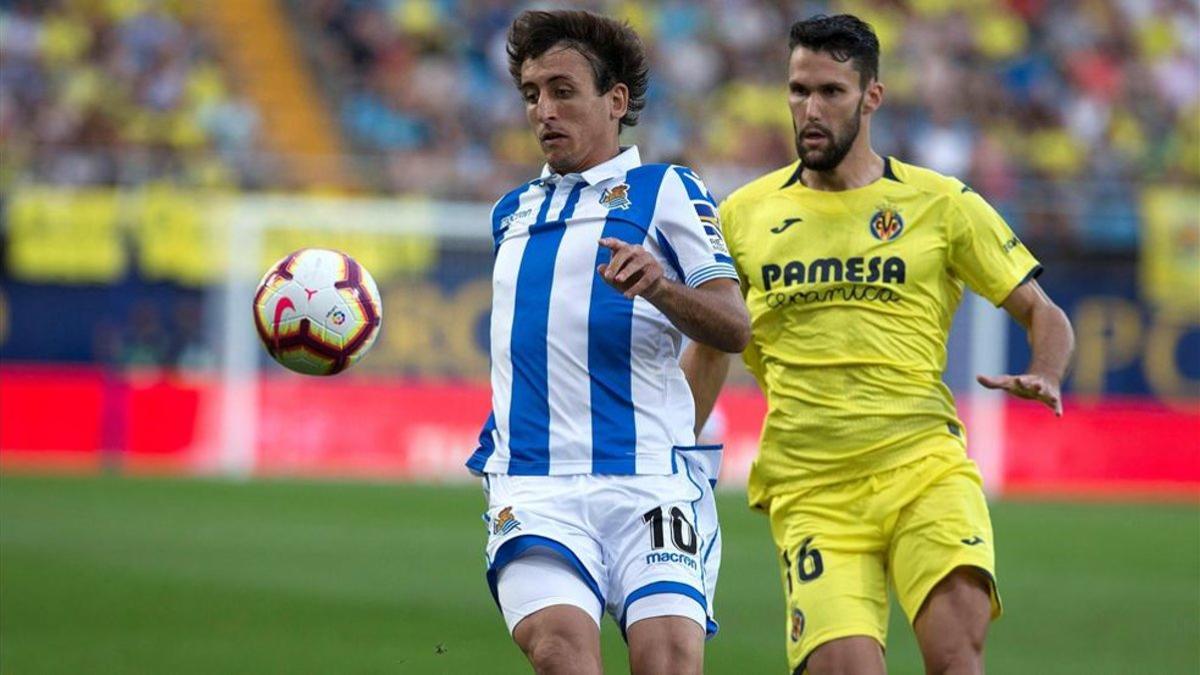 El centrocampista del Villarreal, Alfonso Pedraza, persigue a Oyarzabal