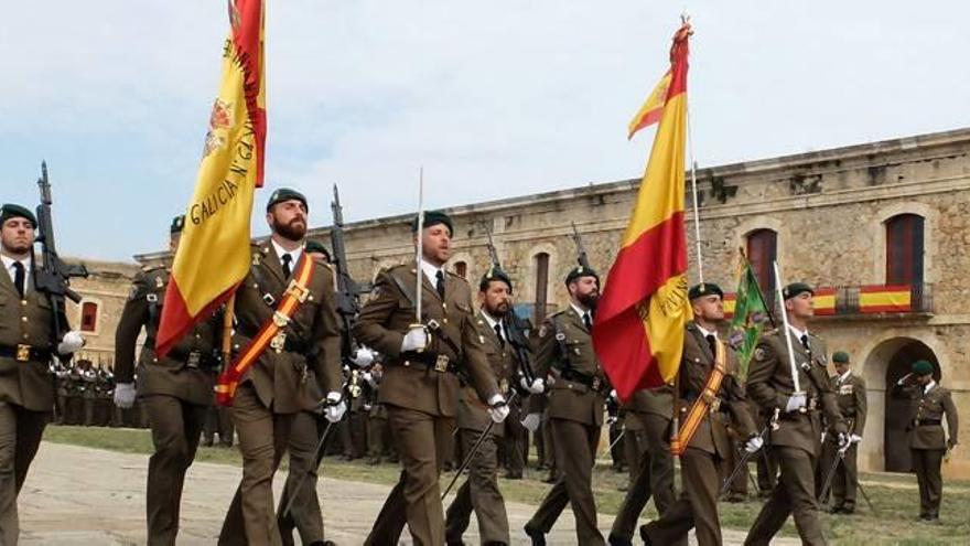 Soldats amb l&#039;uniforme de gala desfilen en la jura de bandera civil celebrada l&#039;octubre del 2017 al castell de Sant Ferran.