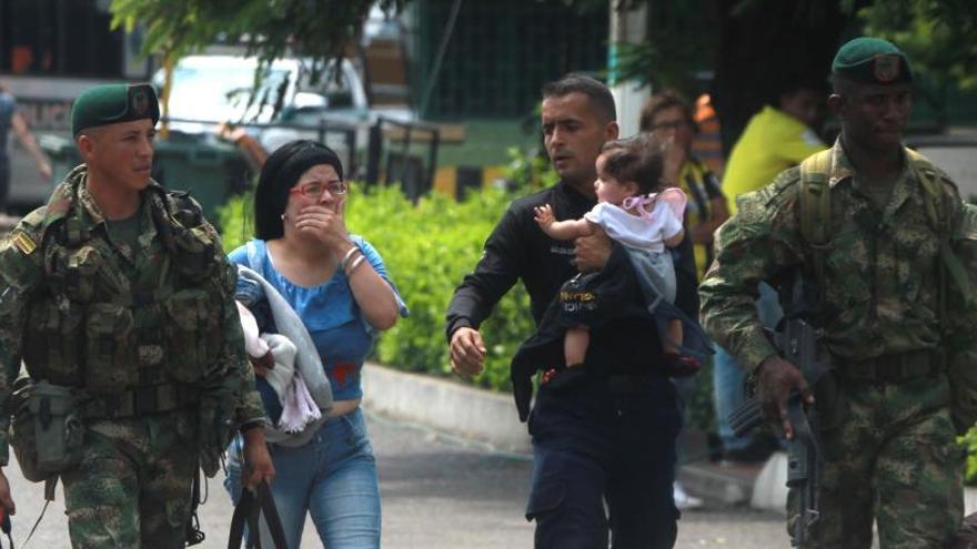 Soldados colombianos, con un policía venezolano y su familia.