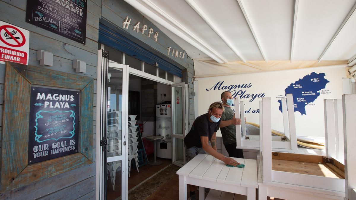 El Magnus Playa de ses Figueretes también adecenta su local. 