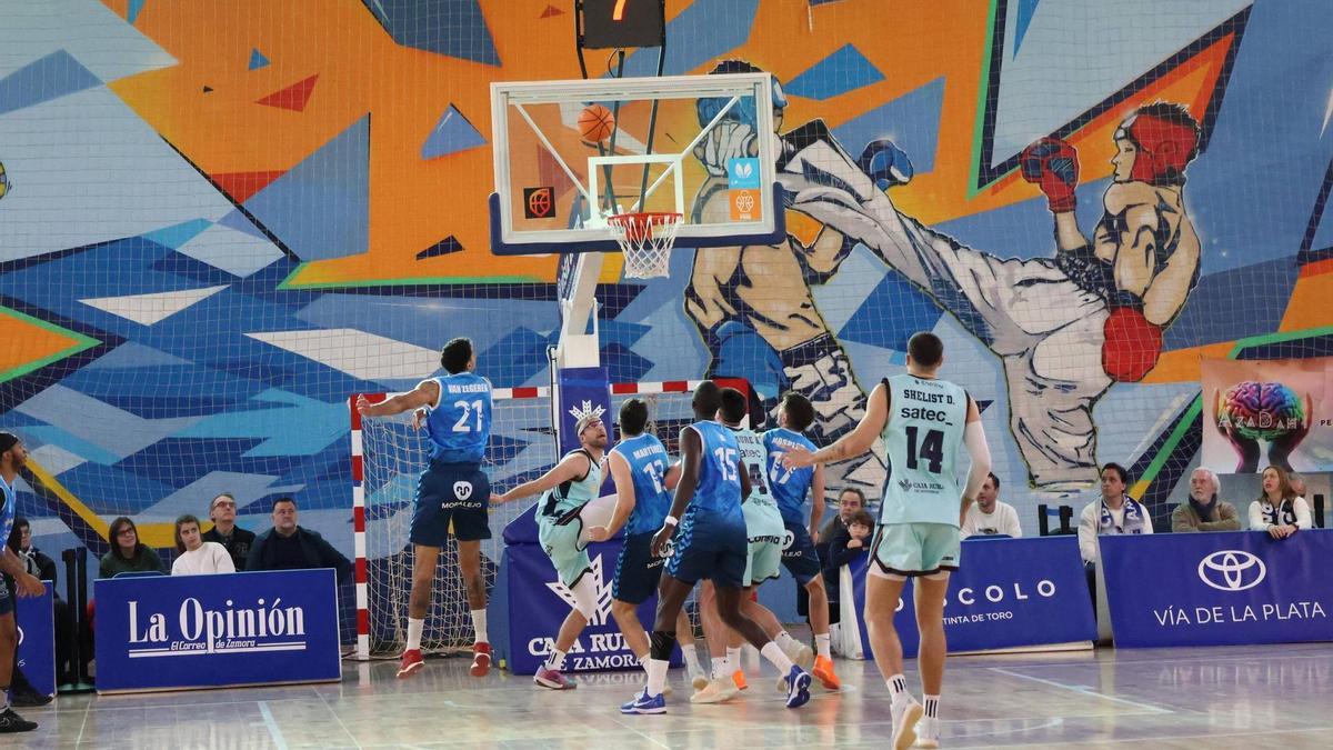 Una jugada del inicio del choque entre CB Zamora y Alimerka Oviedo.