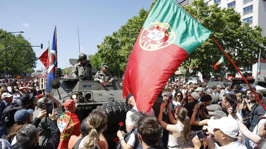 Miles de portugueses conmemoran en Lisboa el 52 aniversario de la Revolución de los Claveles