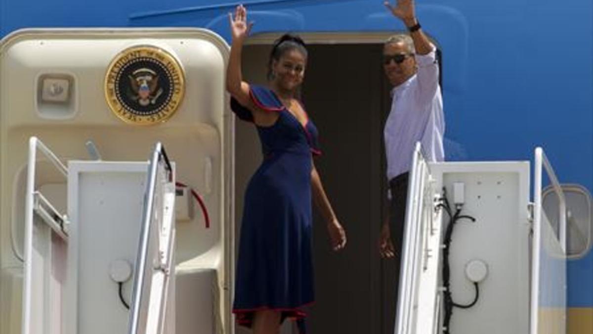 El matrimonio Obama antes de partir a Martha's Vineyard.
