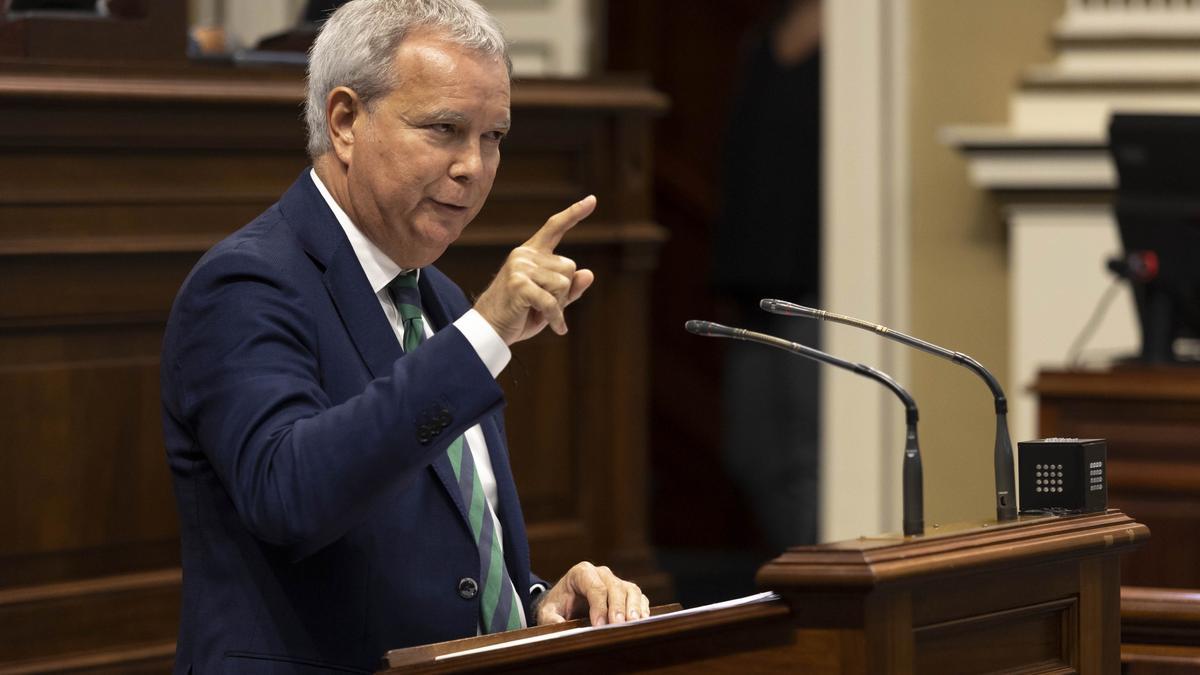 El consejero de Obras Públicas, Sebastían Franquis, interviene ante el Parlamento de Canarias.