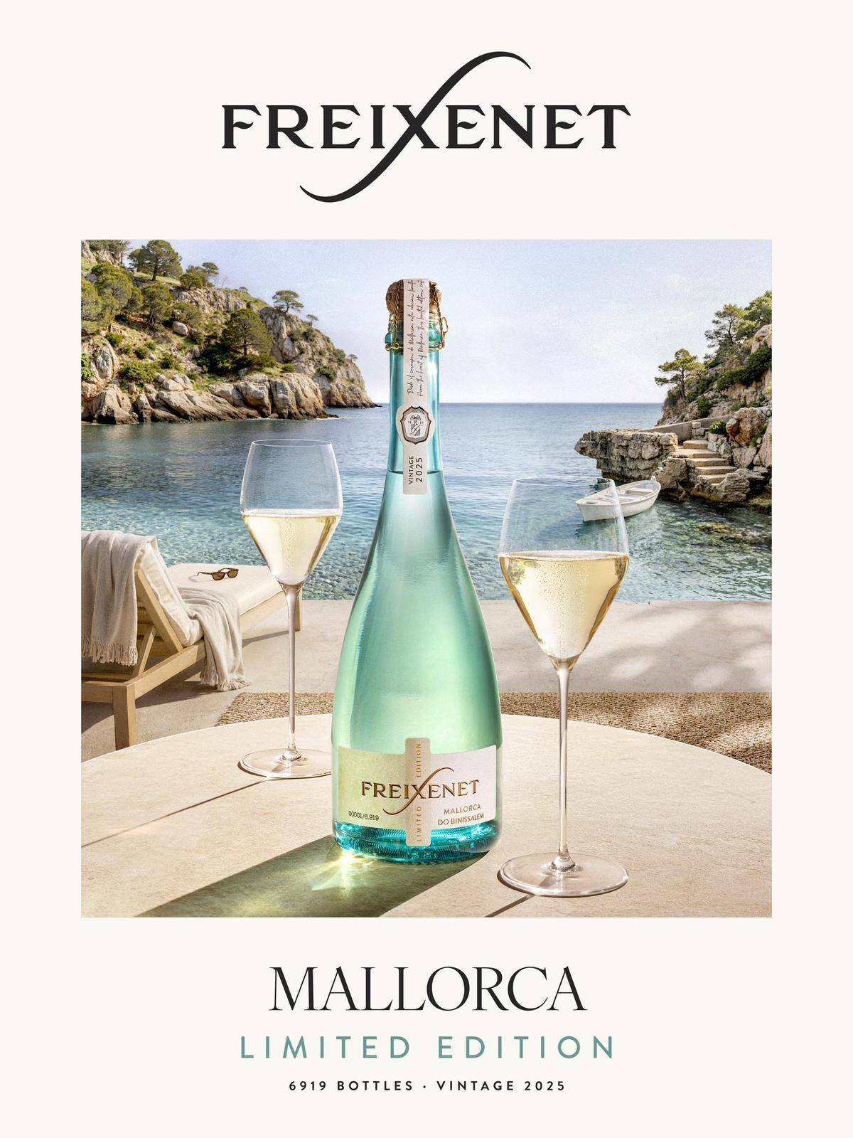 La botella de vidrio color aguamarina, inspirada en las aguas cristalinas del Mediterráneo, refleja el espíritu de Mallorca y el carácter exclusivo de esta edición limitada.