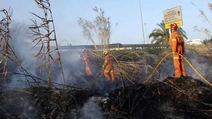 Cortan una carretera por el incendio de un cañar
