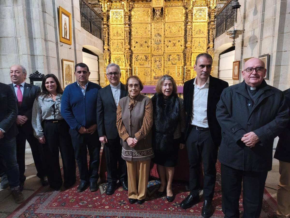 La periodista Eva González, en el centro, en el acto de lectura del pregón de la Semana Santa en la catedral.