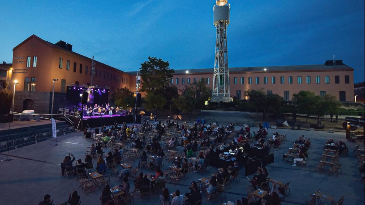 La Plaça de Can Mario de Palafrugell amb el públic escoltant el concert de Marcel i Júlia