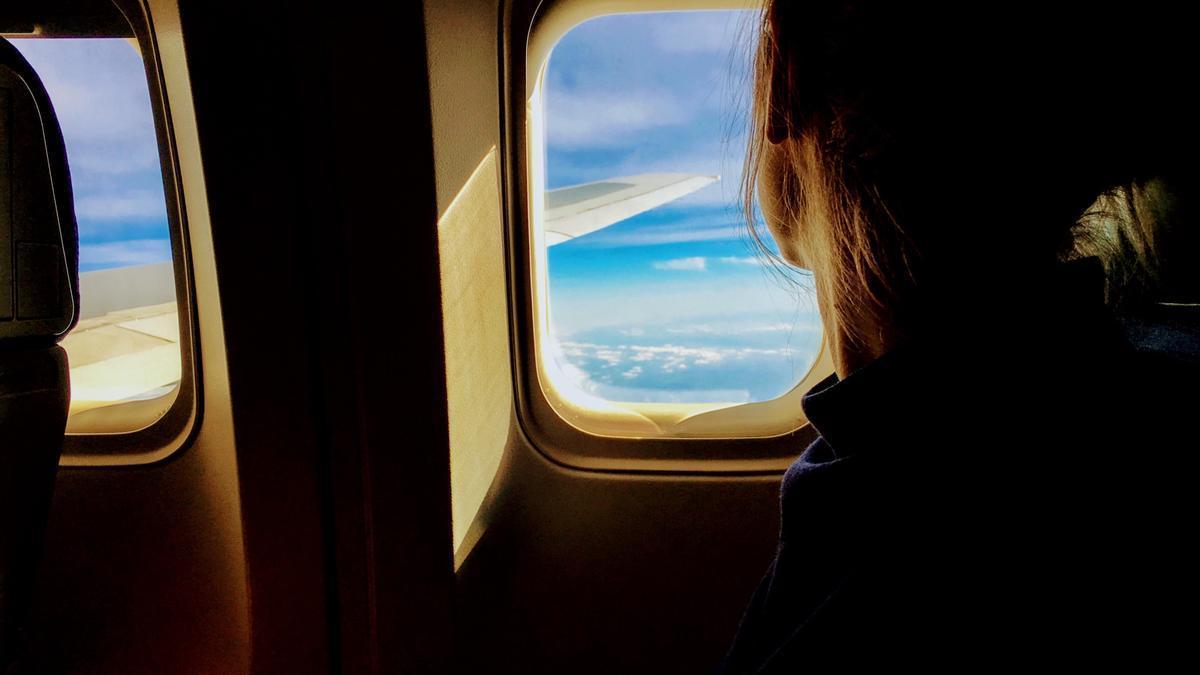 Una pasajera en un avión.