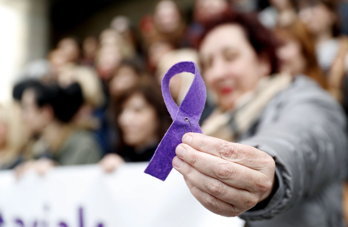 Una mujer sostiene un lazo morado en una manifestación del 8 de marzo por la igualdad en Bilbao.