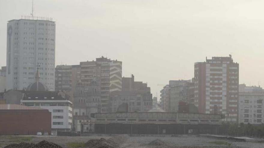 El aspecto actual del ámbito de las vías, con la estación de El Humedal al fondo.