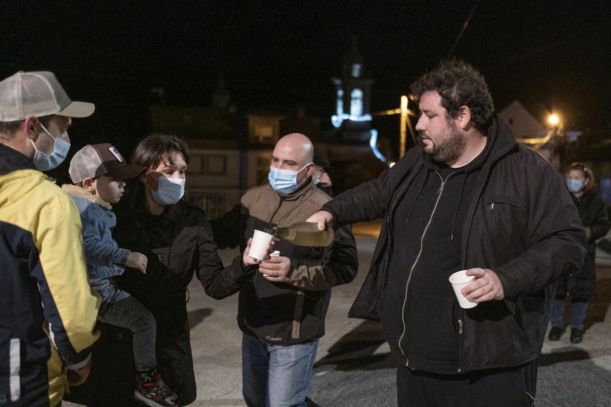 El alcalde, Xosé Miguel Pérez, con un grupo de vecinos. // BRAIS LORENZO