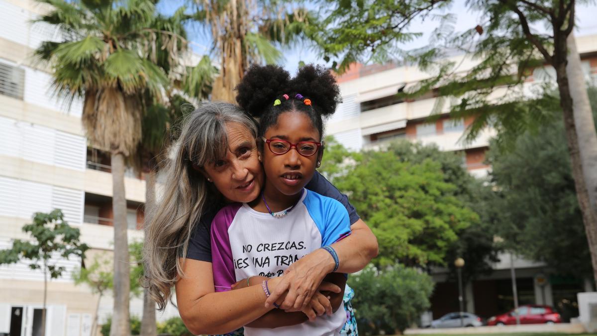 Joly, con su madre, Trini Acosta, en Vilanova i La Geltrú.