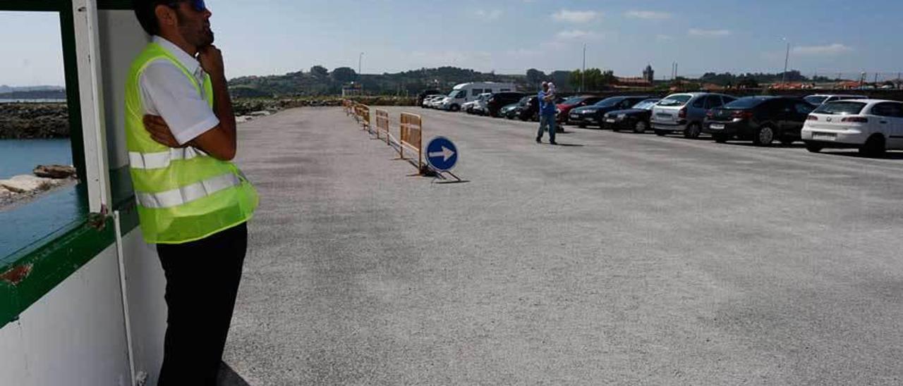 Un vigilante controla el estacionamiento del Gayo durante una jornada de julio del pasado verano.