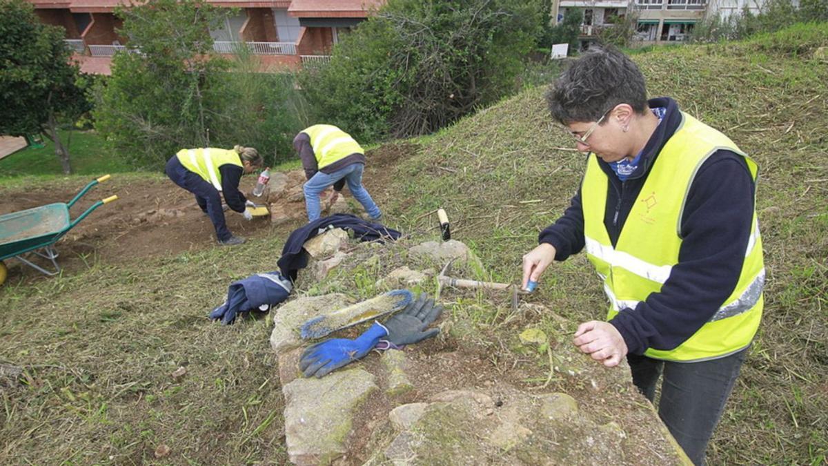 L’equip d’arqueòlegs i arqueòlogues treballant al jaciment aquesta setmana. | AJUNTAMENT DE BLANES