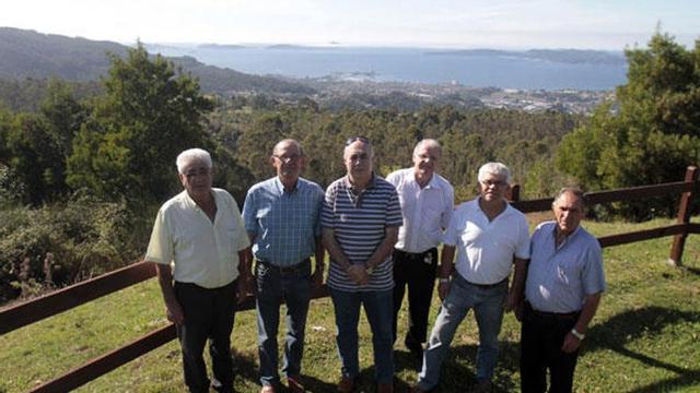 De izquierda a derecha, Modesto Novoa, Álvaro Figueroa, Aquilino Cabezas, Doro Piñeiro, Isidro Piñeiro y Orencio Ramilo, antiguos y actuales miembros de la junta directiva, en el Monte Cepudo.  // Felipe  Carnotto