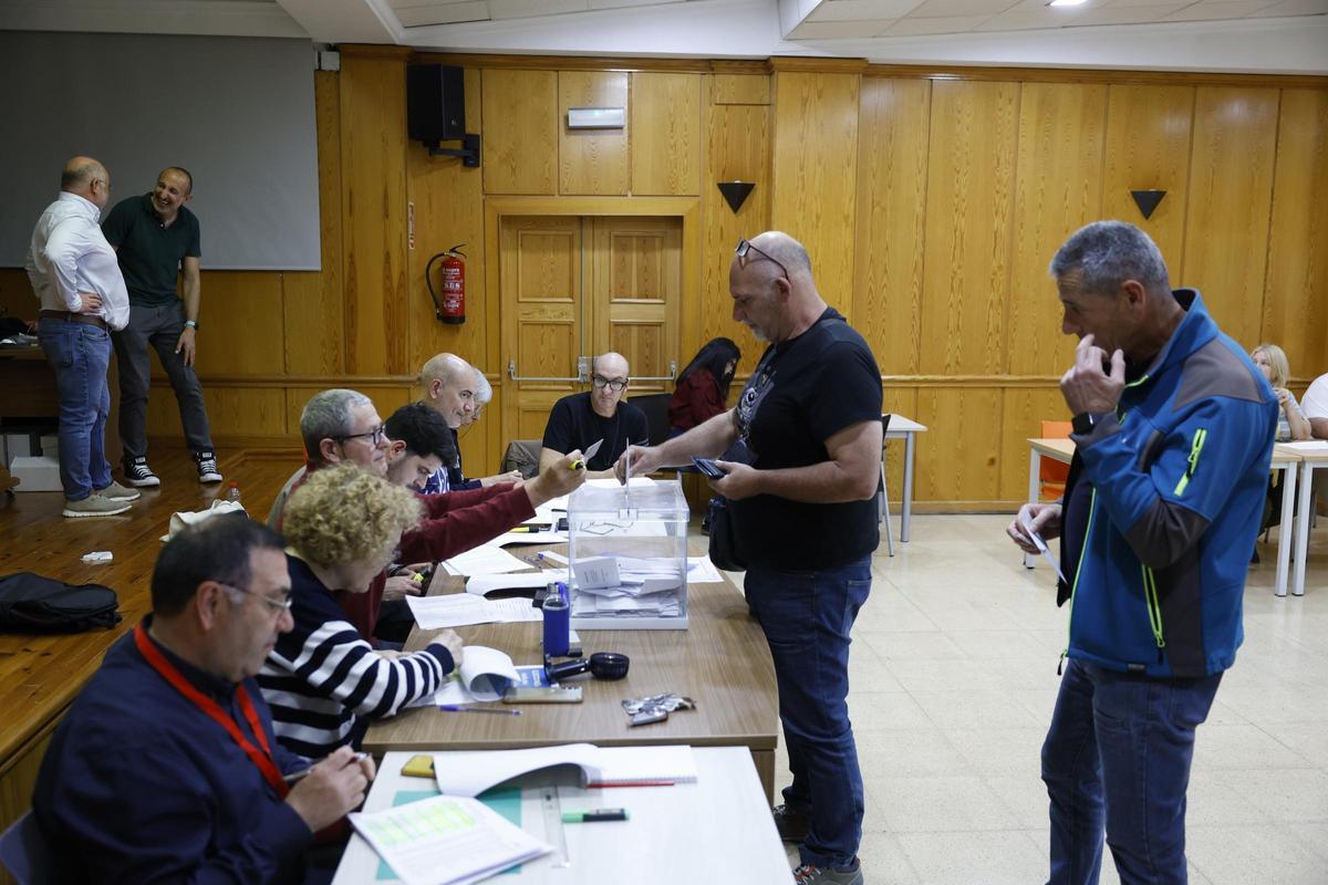 Empleados públicos votan en las elecciones sindicales del Ayuntamiento de Murcia este martes.