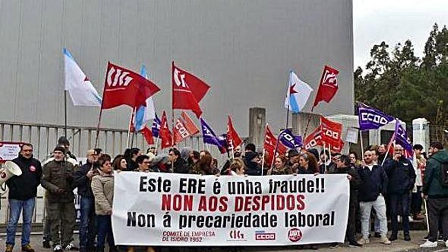 Trabajadores de Isidro 1952 (antigua Isidro de la Cal) concentrados ante la nave de la empresa en Cambre.