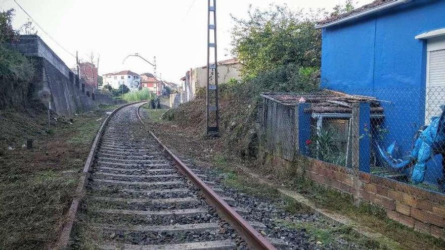 Imagen de las antiguas vías del ferrocarril a su paso por el barrio de Teis. // FdV