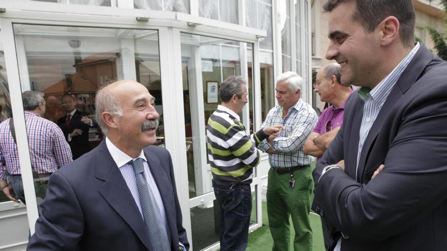 Ángel Cuesta, expresidente del Grupo Covadonga, hablando con un directivo.