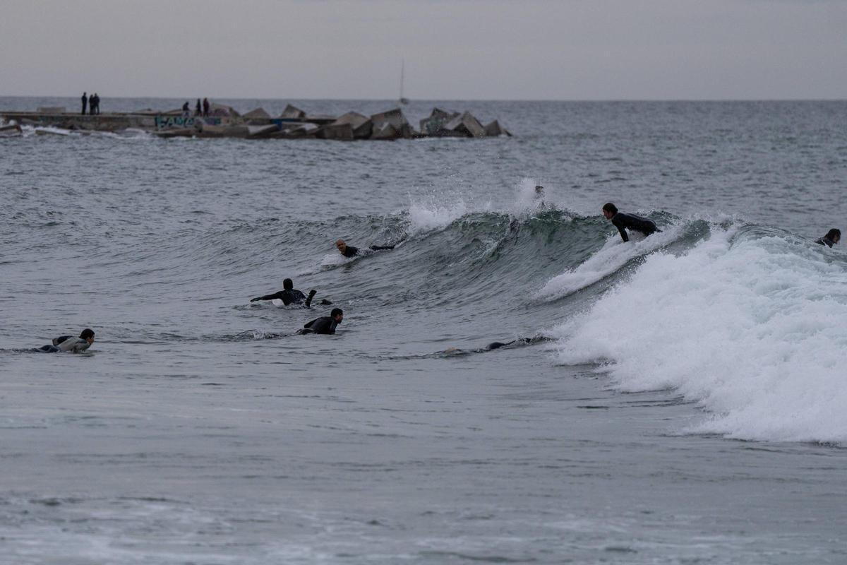 Fuerte oleaje en las playas de Barcelona