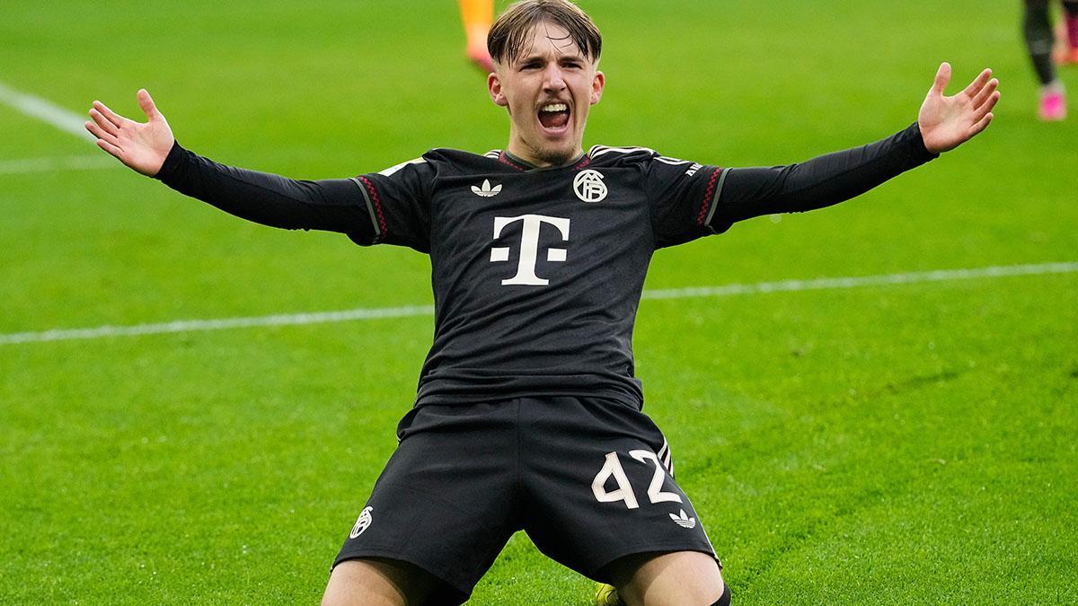 Lennart Karl del Bayern de Múnich celebra celebra tras marcar el tercer gol del Bayern ante el Borussia Moenchengladbach
