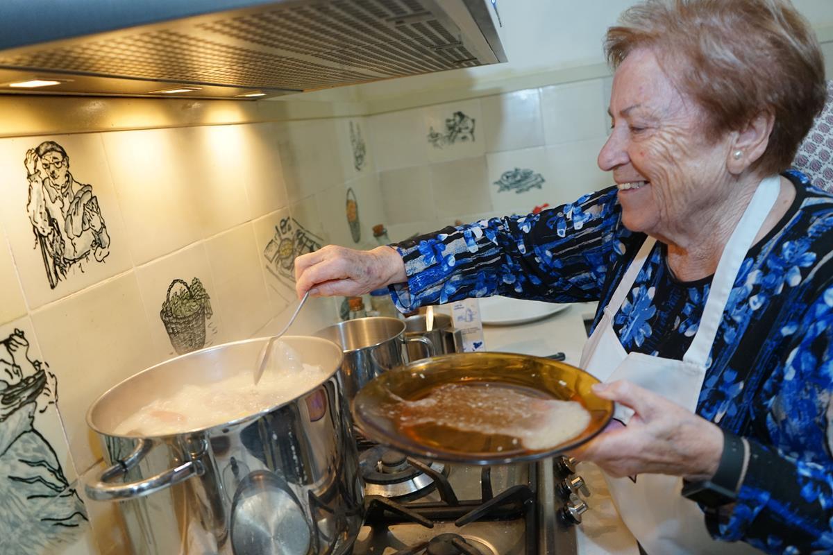 La cuinera Llúcia López Triguero preparant l'escudella.