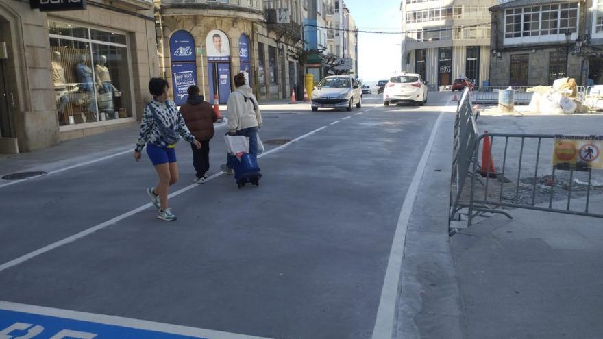 La plaza de la Farola de A Estrada recupera el tráfico de coches entre críticas, dudas y malos augurios