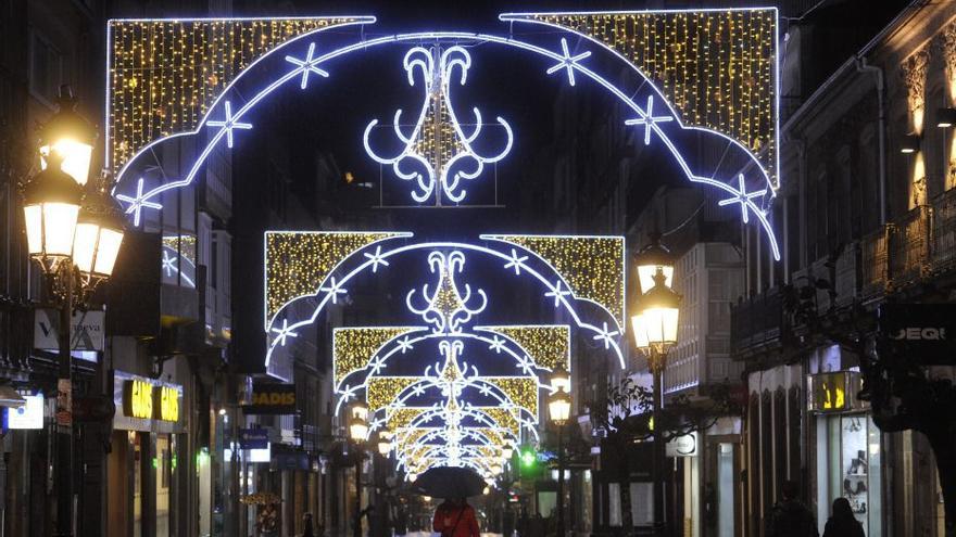 Arcos lumínicos na Calvo Sotelo. | |