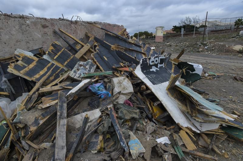 Los restos de pateras se amontonan en el barranco de Maspalomas