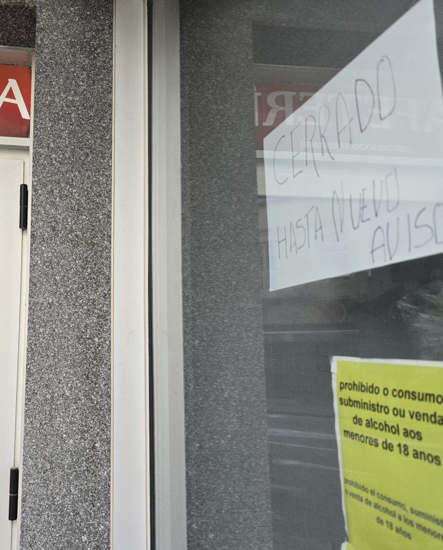 El cartel en la puerta del Centro Social de Cangas.