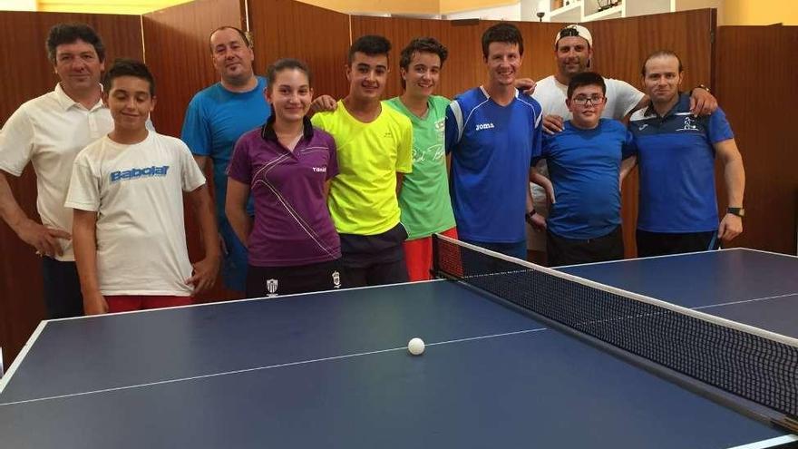 El Zas visita el campamento del Recreo Cultural y su equipo de tenis de mesa