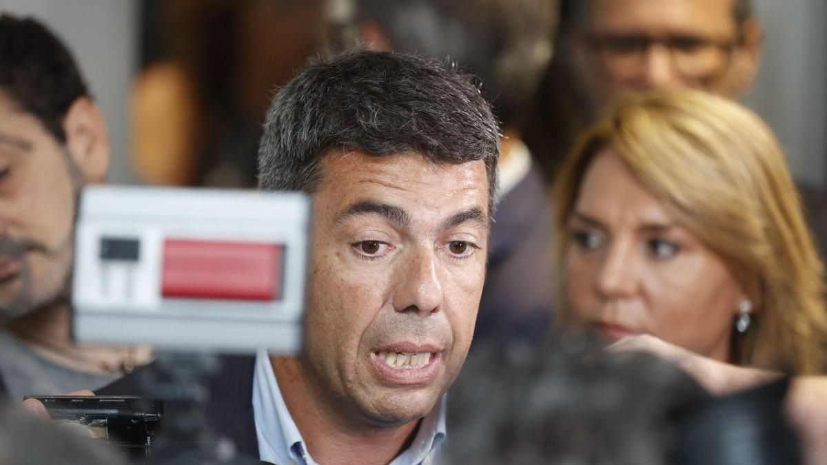 El presidente de la Generalitat, Carlos Mazón, atiende a los medios en el Puerto de Alicante.