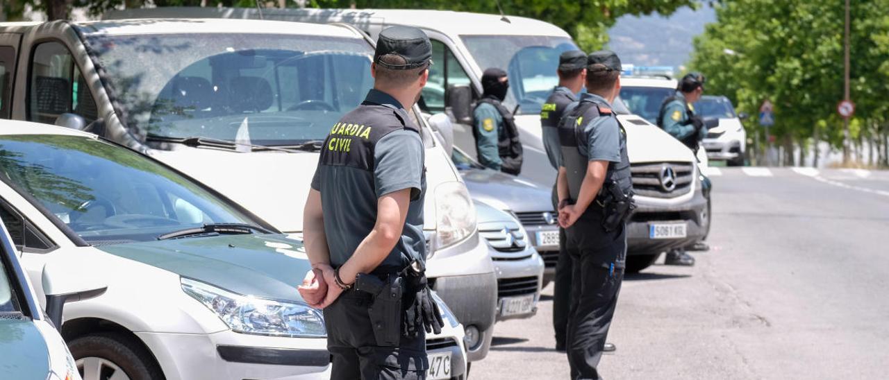 Despliegue de la Guardia Civil en &quot;El Poblao&quot; de Villena