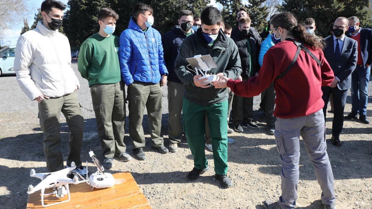 Alumnos del CPIFP de Movera, con un dron de los que usan en la formación agrícola.