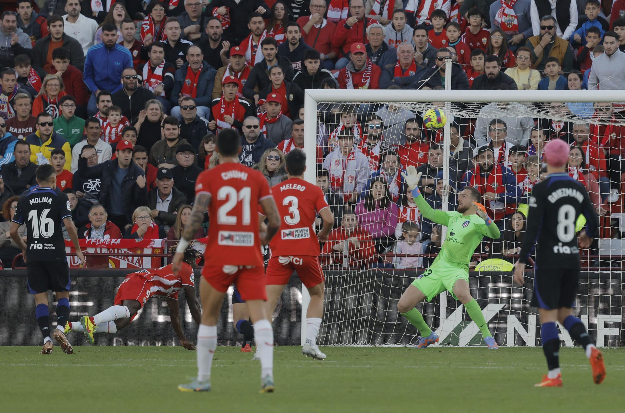 El Bilal Toure marca su primer gol para el Almería frente al Atlético.