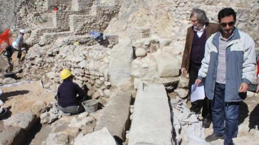 El arqueólogo municipal y el edil de Patrimonio ante un tramo de la escalinata descubierta.