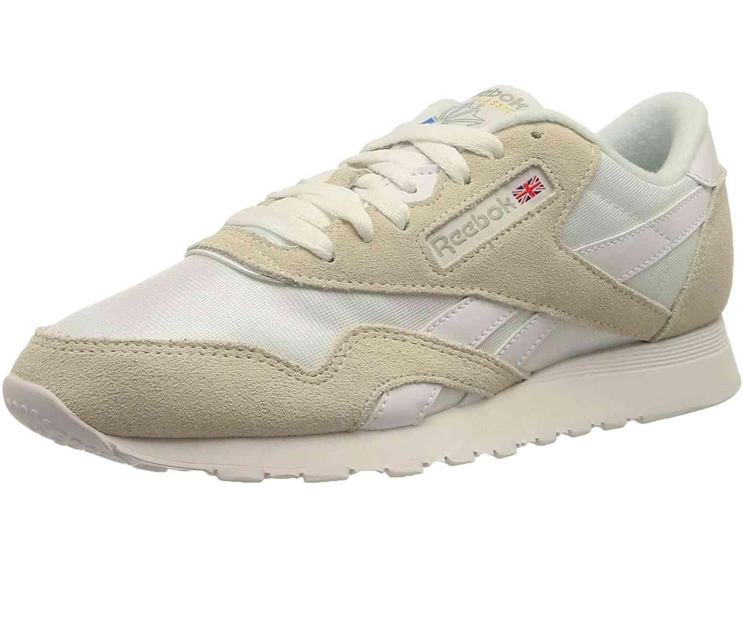 Zapatillas en tono beige de Reebok que pueden encontrar en Amazon