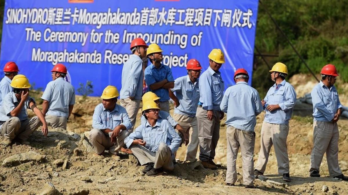 Trabajadores chinos en un proyecto en Moragahakanda, en Sri Lanka.